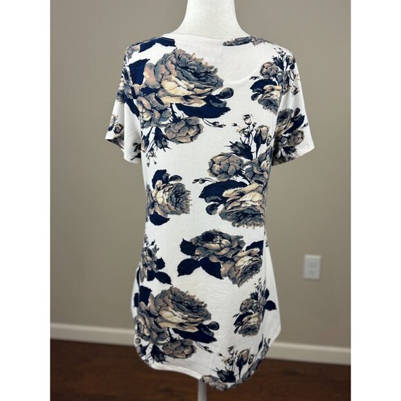 NEW LuLaRoe Womens Knit Tunic Top M Short Sleeve White Black Floral Scoop Neck - Picture 2 of 7